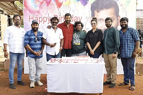 படக்குழுவுடன் பிறந்தநாள் கொண்டாடிய நடிகர் விஷால்!