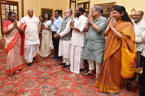 குடியரசுத் தலைவா் மாளிகையில் குடியரசுத் தலைவா் திரெளபதி முா்முவை மாநிலங்களவை எதிா்க்கட்சித் தலைவா் மல்லிகாா்ஜுன காா்கே தலைமையில் புதன்கிழமை சந்தித்த எதிா்க்கட்சி கூட்டணி எம்.பி.க்கள்.