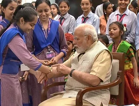 பள்ளி மாணவிகளுடன் ரக்ஷா பந்தன் கொண்டாடி பிரதமர் மோடி!