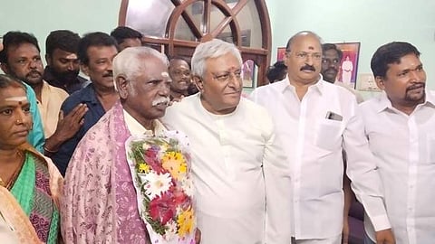 சந்திரயான் - 3 திட்ட இயக்குநர் பி. வீரமுத்துவேலுவின் தந்தை பி.பழனிவேல்-தாய் ரமணி ஆகியோரை சந்தித்து வாழ்த்துத் தெரிவித்த நடிகர் ரஜினிகாந்தின் சகோதரர் சத்தியநாராயணன்.