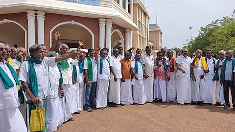 தஞ்சாவூர் மாவட்ட ஆட்சியரகத்தில் புதன்கிழமை நடைபெற்ற விவசாயிகள் குறைதீர் நாள் கூட்டத்தில் வெளிநடப்பு செய்த விவசாயிகள்.