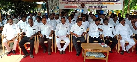 திருவள்ளூர் மாவட்ட ஒருங்கிணைந்த நீதிமன்ற வளாகம் முன்பு உண்ணாவிரதப்போராட்டத்தில் ஈடுபட்ட தமிழ்நாடு மற்றும் புதுச்சேரி வழக்கறிஞர்கள் சங்கத்தினர்.