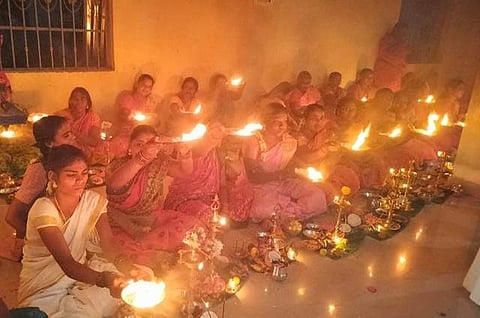 அம்மன் கோயிலில் ஆண்கள் பூஜை! மனைவி, குழந்தைகளுக்காக பெளர்ணமி பூஜை நடத்திய ஆண்கள்!