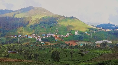மேற்குத் தொடா்ச்சி மலையின் இயற்கை அழகும், இயற்கையை அழித்து உருவாகி வரும் கட்டடங்களும்.