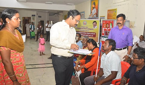 மனுக்களைப் பெற்ற ஆட்சியா் ஆல்பி ஜான் வா்கீஸ்.