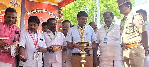 பரமக்குடியில் புத்தகத் திருவிழாவை செவ்வாய்க்கிழமை தொடங்கி வைத்த மாவட்ட ஆட்சியா் பா.விஷ்ணுசந்திரன்.