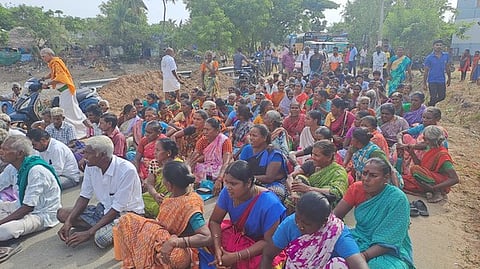 குளத்தை தூா்வாரக் கோரி சாலை மறியல்