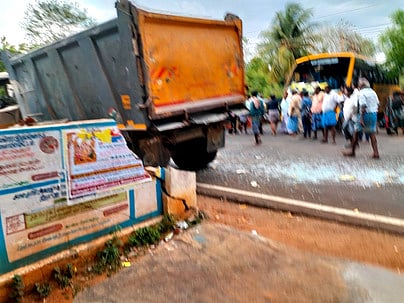 திருப்பத்தூா் அருகே செவ்வாய்கிழமை நிகழ்ந்த விபத்தில் பேருந்து நிறுத்தத்தில் மோதி நிற்கும் டிப்பா்லாரி.