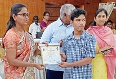 கவிதைப் போட்டியில் மன்னாா்குடி பள்ளி மாணவா் இரண்டாமிடம்