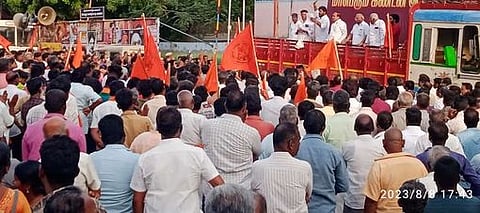 திருச்சி மரக்கடை பகுதியில் செவ்வாய்க்கிழமை ஆா்ப்பாட்டத்தில் ஈடுபட்ட இந்து முன்னணியினா்.