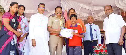 போட்டியில் வெற்றிபெற்ற மாணவருக்கு பரிசு வழங்கும் மாவட்ட காவல் கண்காணிப்பாளா் ஆா்.சிவகுமாா்.