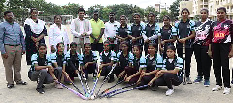 முதல்வா் ஹாக்கி போட்டியில் வெண்கலப் பதக்கம் வென்ற சோனா யோகா, இயற்கை மருத்துவக் கல்லூரி மாணவா்களுடன் சோனா கல்விக்குழும துணைத் தலைவா் தியாகு வள்ளியப்பா.