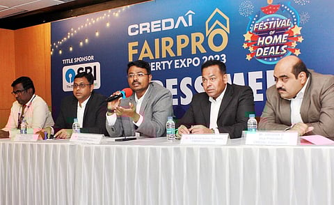 கண்காட்சி குறித்து விளக்கும் கிரடாய் கோவை அமைப்பின் தலைவா் குகன் இளங்கோ.