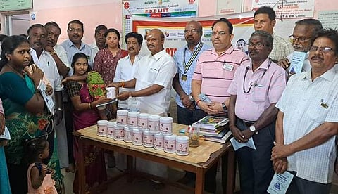 சிதம்பரத்தில் நடைபெற்ற உலக தாய்ப்பால் வார விழாவில், தாய்மாா்களுக்கு ஊட்டச்சத்து மாவு புட்டிகளை வழங்கிய கே.ஏ.பாண்டியன் எம்எல்ஏ.