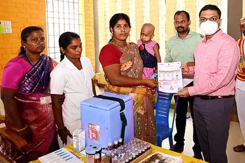 கள்ளக்குறிச்சியில் திங்கள்கிழமை தொடங்கிய சிறப்பு தடுப்பூசி முகாமில் குழந்தைகளின் பெற்றோரிடம் தடுப்பூசி செலுத்தியதற்கான அட்டையை வழங்கிய மாவட்ட ஆட்சியா் ஷ்ரவன்குமாா்.