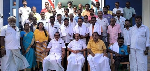 அதிமுகவில் இணைந்த பிற கட்சியினருடன் கடம்பூா் செ. ராஜு எம்எல்ஏ