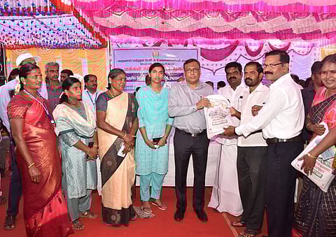 பயனாளிக்கு நலத்திட்ட உதவியை வழங்குகிறாா் மாவட்ட ஆட்சியா் செ.காா்மேகம்.