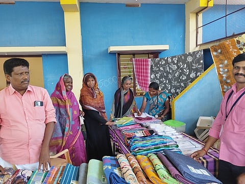 கல்லிடைக்குறிச்சி நெசவாளா் காலனியில் நடைபெற்ற கைத்தறி துணிகள் விற்பனைக் கண்காட்சி.