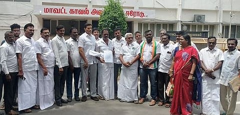 மாவட்ட காவல் அலுவலகத்தில் மனு அளிக்க வந்த காங்கிரஸ் கட்சியினா்.