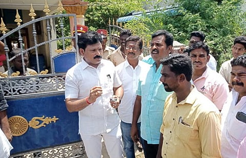 மின் அலுவலகத்துக்கு பூட்டு போடும் போராட்டம்