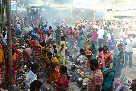 சேலம் கோட்டை மாரியம்மன் கோயிலில் விடிய விடிய பொங்கல் வைத்து பெண்கள் வழிபாடு!