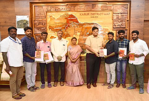 கரூா் மாவட்ட ஆட்சியரகத்தில் செவ்வாய்க்கிழமை நடைபெற்ற நிகழ்ச்சியில் குரூப்-4 தோ்வில் வெற்றிபெற்றவா்களுக்கு புத்தகம் வழங்கி பாராட்டிய ஆட்சியா் த.பிரபுசங்கா்.