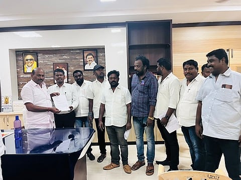 கரூா் மாநகராட்சி துணை மேயா் தாரணி சரவணனிடம் செவ்வாய்க்கிழமை கோரிக்கை மனு வழங்கிய விடுதலை சிறுத்தைகள் கட்சியினா்.