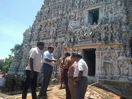 சுசீந்திரம் தாணுமாலய சுவாமி கோயில் ராஜகோபுரத்தில் ஆய்வு செய்த இணை ஆணையா் ரத்தினவேல்பாண்டியன் மற்றும் அதிகாரிகள்.