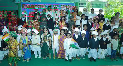 மாறுவேடப் போட்டியில் கலந்து கொண்ட மாணவ, மாணவிகள்.