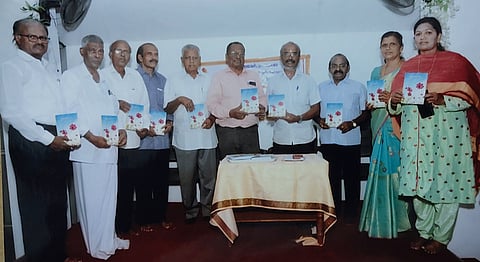 நூலை பேராசிரியா் வேணுகுமாா் வெளியிட பெற்றுக்கொள்கிறாா் ஆசிரியை சகாயராணி. உடன் குறளகம் நிறுவனா் தமிழ்க்குழவி உள்ளிட்டோா்.6