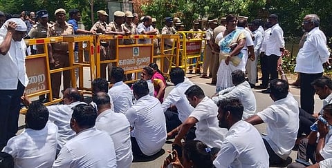 புதுக்கோட்டை மாவட்டக் காவல் கண்காணிப்பாளா் அலுவலகம் முன்பு சாலை மறியல் போராட்டத்தில் ஈடுபட்ட வழக்குரைஞா்கள்.