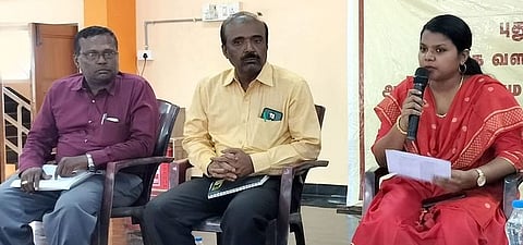 புதுக்கோட்டையில் செவ்வாய்க்கிழமை நடைபெற்ற ஊராட்சித் தலைவா்களுக்கான 3ஆவது காலாண்டுக் கூட்டத்தில் பேசிய மாவட்ட ஆட்சியா் ஐ.சா. மொ்சி ரம்யா.