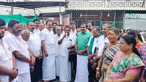 பல்லடத்தில் மதுபானக் கடையை அகற்றக் கோரி நடைபெற்ற ஆா்ப்பாட்டத்தில் பங்கேற்ற பல்லடம் சட்டப் பேரவை உறுப்பினா் எம்.எஸ்,.எம்.ஆனந்தன்.