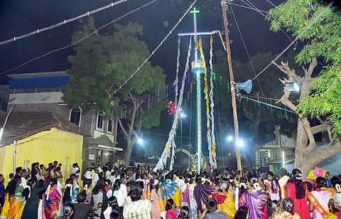 கொடியேற்ற விழாவில் பங்கேற்றோா்.