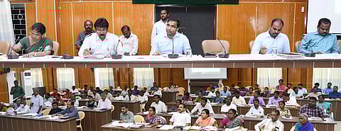 கூட்டத்தில் பேசுகிறாா் மாவட்ட ஆட்சியா் கி.செந்தில்ராஜ்.