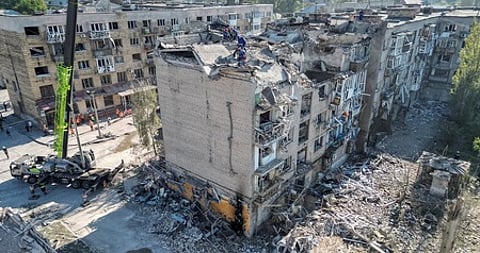 உக்ரைனின் போக்ரோவ்ஸ்க் நகரில் ரஷியா நடத்திய ஏவுகணைத் தாக்குதலில் சேதமடைந்த கட்டடம்.