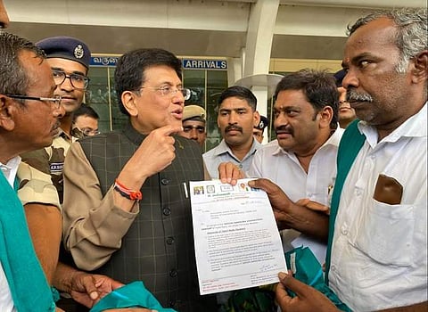 கோவை வந்த மத்திய அமைச்சா் பியூஷ் கோயலிடம் விவசாயிகள் மனு