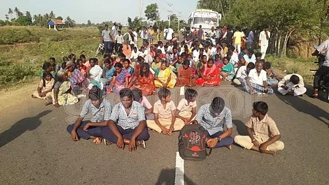 தகட்டூரில் மறியலில் ஈடுபட்ட கிராமத்தினர்