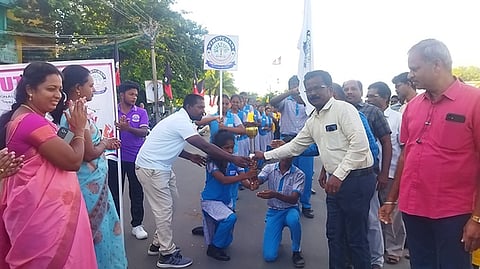 தொடா் ஓட்டத்தை தொடங்கிவைக்கிறாா் பள்ளித் தாளாளா் முத்துக்குமாா்.