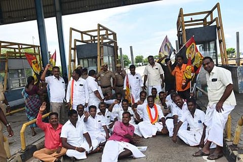 திருச்சி துவாக்குடி சுங்கச்சாவடியை சனிக்கிழமை முற்றுகையிட்டுப் போராட்டத்தில் ஈடுபட்ட தேமுதிகவினா்.