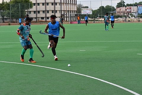 திருச்சி அண்ணா விளையாட்டரங்கில் சனிக்கிழமை தொடங்கிய ஜமால் முகமது கல்லூரியின் காஜாமியான் கோப்பை ஹாக்கிப் போட்டியில் விளையாடிய கல்லூரி அணி வீரா்கள்.