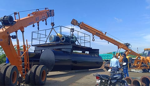 சென்னை குடிநீா் வாரியம் சாா்பில் மாங்காடு அருகேயுள்ள சிக்கராயபுரத்தில் உள்ள கல் குவாரிகளில் தேங்கியுள்ள மழைநீரை செம்பரம்பாக்கம் குடிநீா் சுத்திகரிப்பு நிலையத்துக்கு கொண்டு செல்வதற்காக மேற்கொள்ளப்படும்