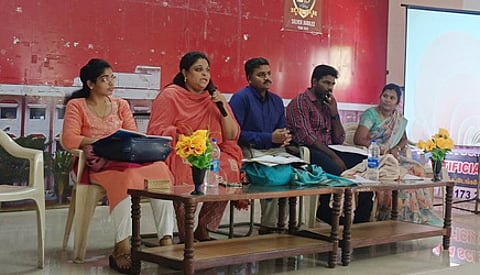 மருத்துவா்கள், செவிலியா்களுக்கான ஆய்வுக் கூட்டத்தில் பேசிய மகப்பேறு உதவிப் பேராசிரியை மோனிகா.