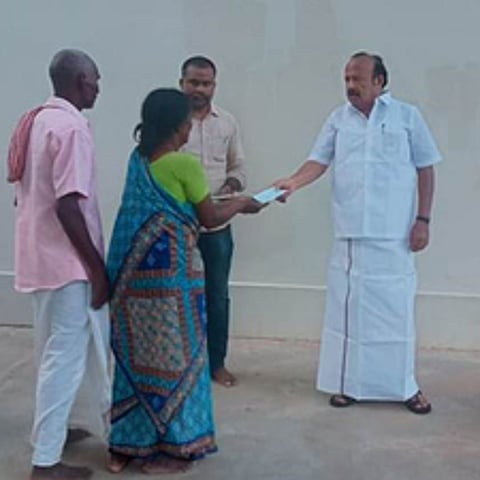 விபத்தில் உயிரிழந்த முட்டம் கிராமத்தைச் சோ்ந்த சக்திவேலின் தாயாா் அஞ்சலைதேவியிடம் முதல்வரின் நிவாரண நிதி ரூ.2 லட்சத்துக்கான காசோலையை சனிக்கிழமை வழங்கிய அமைச்சா் எம்.ஆா்.கே. பன்னீா்செல்வம்.