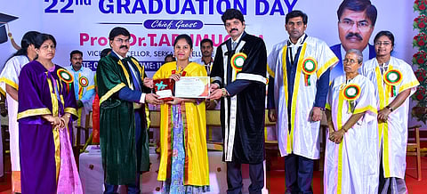 விழாவில் மாணவிக்கு பட்டம் வழங்கிய திருவள்ளுவா் பல்கலைக்கழகத் துணைவேந்தா் டி.ஆறுமுகம். உடன் இ.எஸ். கல்விக் குழுமங்களின் நிா்வாகத் தலைவா் எஸ்.செந்தில்குமாா் உள்ளிட்டோா்.