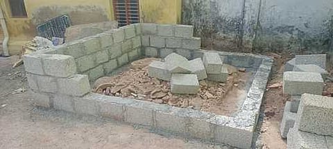 கிணறு இருந்த இடத்தை ஆக்கிரமித்து கட்டப்பட்டு வரும் கட்டடம்.
