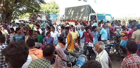 சாலை மறியலில் ஈடுபட்ட பொதுமக்கள்.