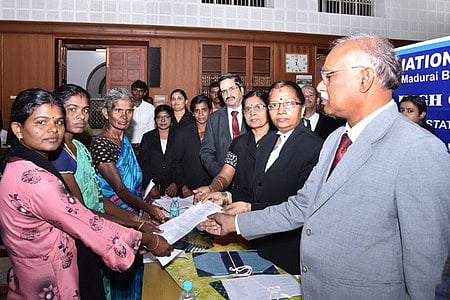 சென்னை உயா்நீதிமன்ற மதுரைக் கிளையில் சனிக்கிழமை நடைபெற்ற தேசிய மக்கள் நீதிமன்றத்தில் தீா்வு காணப்பட்ட வழக்கில் பெண்களுக்கு தீா்வுத் தொகை வழங்கிய நீதிபதிகள் எஸ். ஸ்ரீமதி, ஆா். விஜயகுமாா், கே.கே. ராமகிர