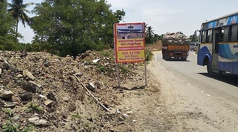 பாலப்பாளையம் பகுதியில் வைக்கப்பட்டுள்ள சுங்கச் சாவடி குறித்த அறிவிப்புப் பதாகை. ~பாலப்பாளையம் பகுதியில் வைக்கப்பட்டுள்ள சுங்கச் சாவடி குறித்த அறிவிப்புப் பதாகை.