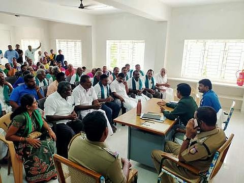 மோகனூா் வட்டாட்சியா் அலுவலகத்தில் சனிக்கிழமை நடைபெற்ற சிப்காட் அமைதிப் பேச்சுவாா்த்தையில் பங்கேற்ற நாமக்கல் கோட்டாட்சியா் மா.க.சரவணன், அதிகாரிகள், விவசாயிகள்.